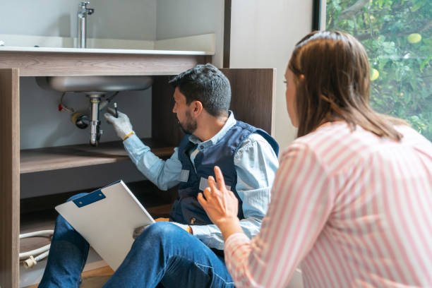 Latin American plumber explaining to a client the problem